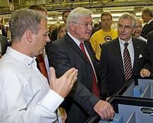 Aussenminister und SPD-Kanzlerkandidat Frank-Walter Steinmeier war heute zu Gast in der modernen thüringischen Automobilfabrik und sprach mit Mitarbeitern. Foto: Adam Opel GmbH